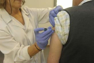 Una enfermera vacuna a un paciente