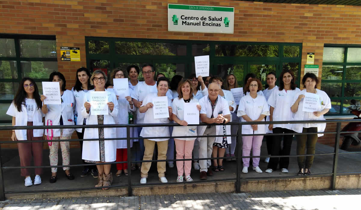 Apoyo de los compañeros de Extremadura a la Manifestación frente a sede del SAS en Sevilla el 17 de junio de 2019